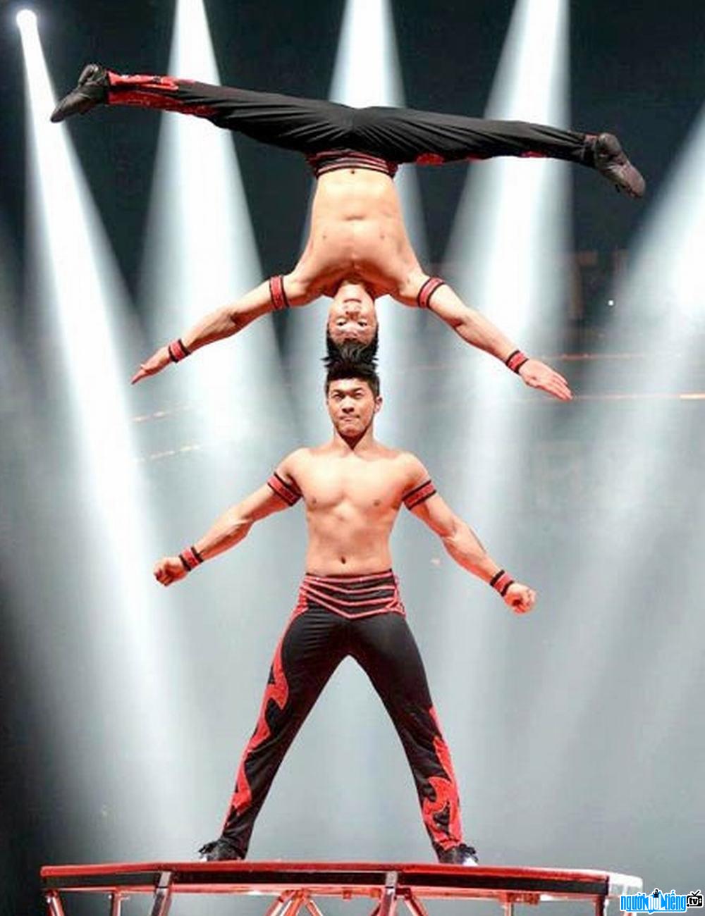  Two brothers Quoc Co - Quoc Nghiep in a special performance of "Performance" by circus artist Quoc Co - Quoc Nghiep