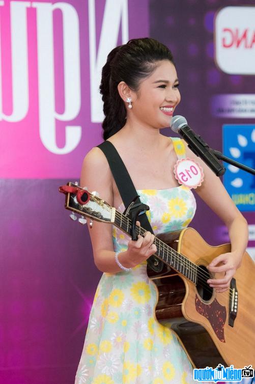 Á Hậu Huỳnh Thị Thùy Dung trong phần thi tài năng Hoa Hậu Việt Nam 2016