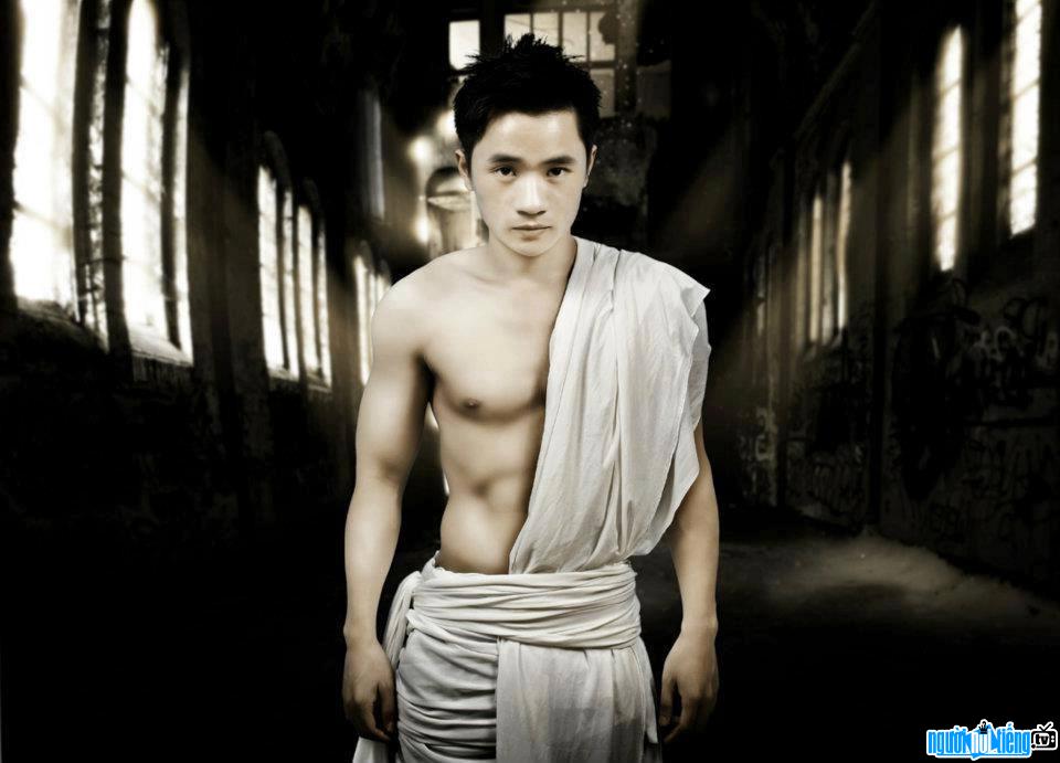  Image of singer Nam Anh showing off his body