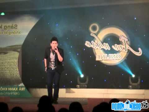  The image of singer Ken Nguyen on stage