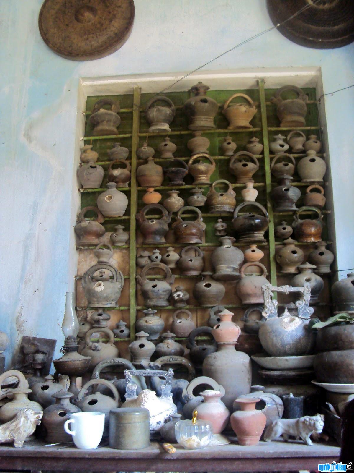  Antique collection of antiquities collector Ho Tan Phan