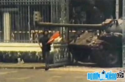 Hình ảnh Bùi Quang Thận ra khỏi xe tăng tiến lên cắm cờ giải phóng vào dinh độc lập