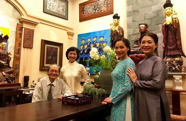  Photo of artist Tran Tien with his daughters