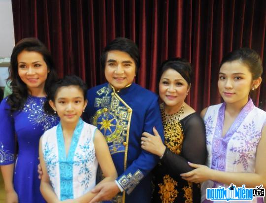 Nghệ sĩ Chí Tâm cùng với gia đình trong live show diễn kỷ niệm 55 trong nghề
