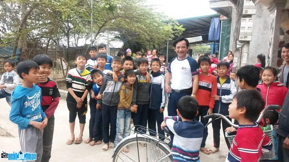  Quang Teo with young fans