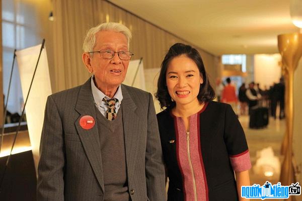Nhà báo Hữu Thọ chụp hình cùng nhà báo Tạ Bích Loan