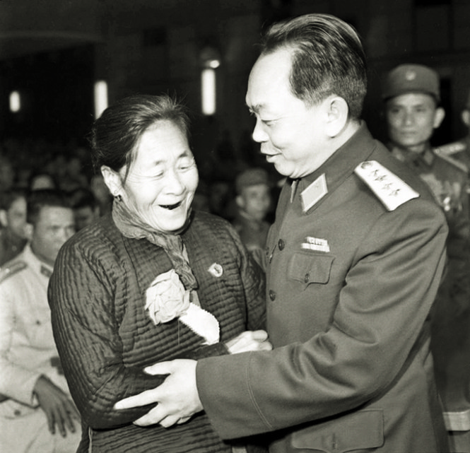 Hình ảnh Đại tướng Võ Nguyên Giáp cùng Mẹ Suốt tại đại hội anh hùng chiến sĩ thi đua toàn miền Bắc năm 1966