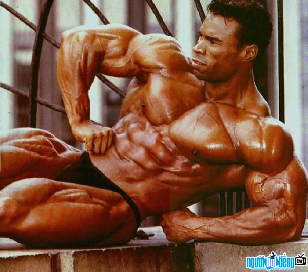 Kevin Levrone shows off his physical beauty