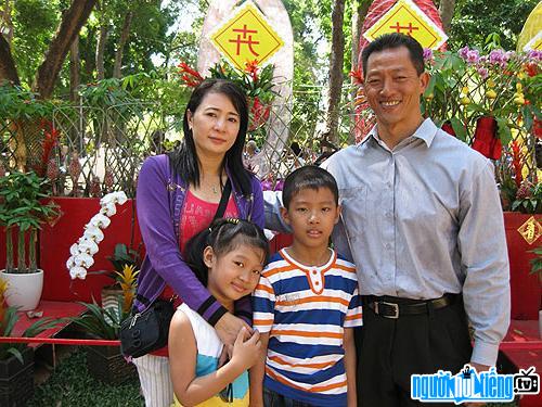  Ly Duc is happy with his wife and children