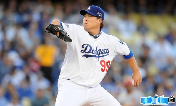 Picture of baseball player Hyun-jin Ryu in a game
