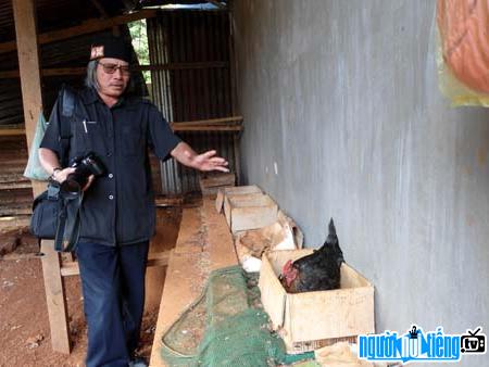 Nhà báo Xuân Ba tại cửa khẩu Bu Prăng