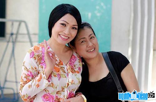  Thanh Thuy with singer Chanh on set