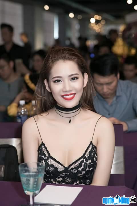 Image of hot girl Milan Pham wearing a sexy black dress to attend an event