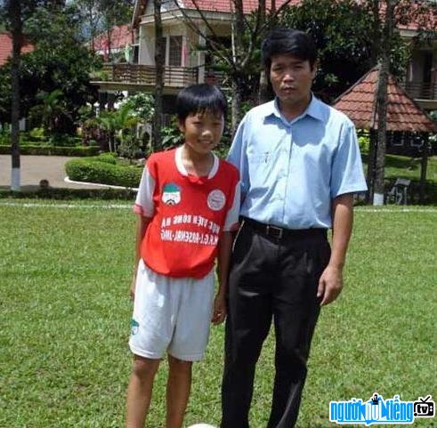 Lương Xuân Trường cùng với người cha của mình khi bắt đầu vào đội tuyển Hoàng Anh Gia Lai