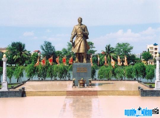 Hình ảnh tượng đài Trần hưng Đạo