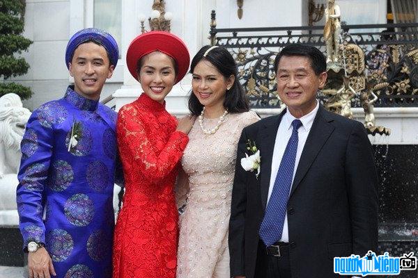 Doanh nhân Johnathan Hạnh Nguyễn trong đám cưới của con trai Louis Nguyễn và Tăng Thanh Hà