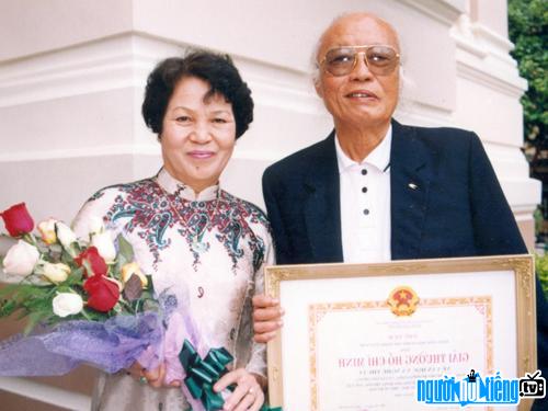 Cố nhạc sĩ Hoàng Hiệp vợ tại nhà hát Tp.HCM khi đón nhận giải thưởng Hồ Chí Minh