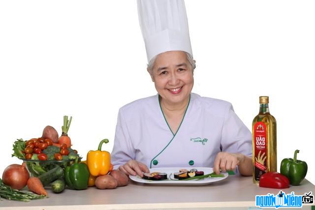 Nguyen Dzoan Cam Van is a person who has made many contributions to the culture Vietnamese cuisine