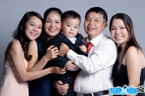Bức ảnh MC Minh Châu và gia đình