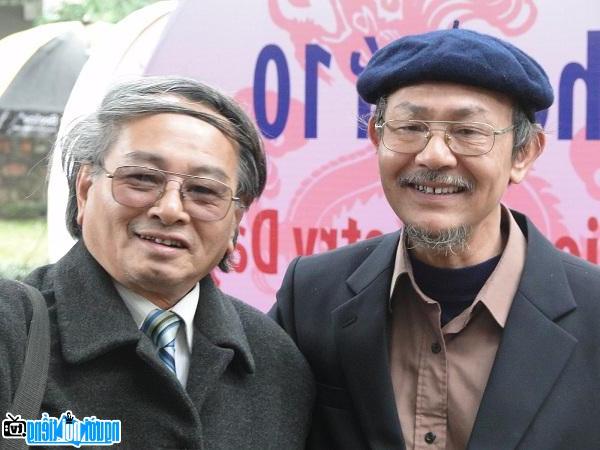 Poet Tran Ninh Ho (right) and poet friends