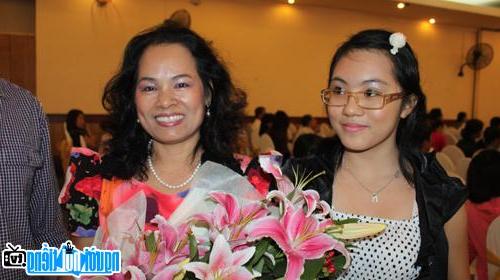  Writer Tram Huong (right) and daughter
