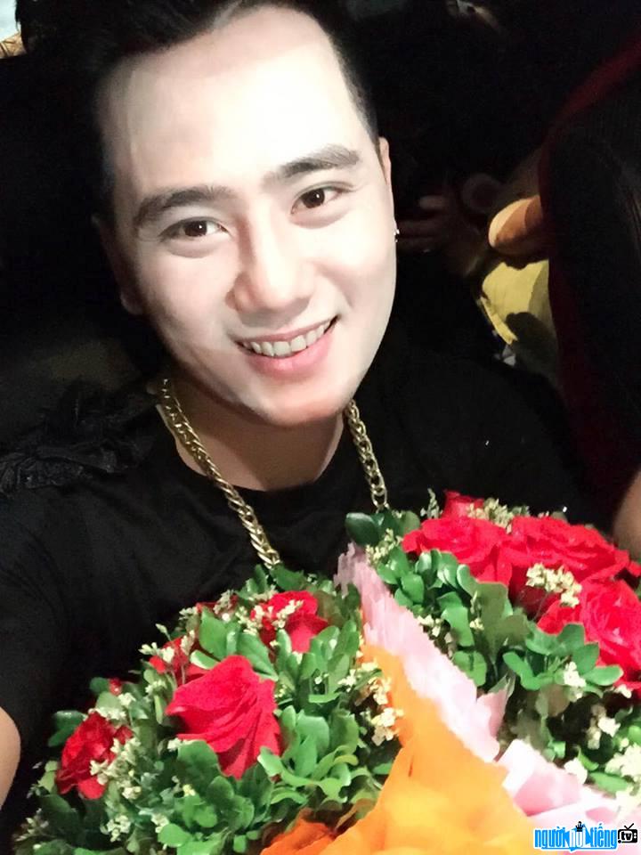 Picture of singer Ho Quoc Viet being happy with the audience Giving flowers