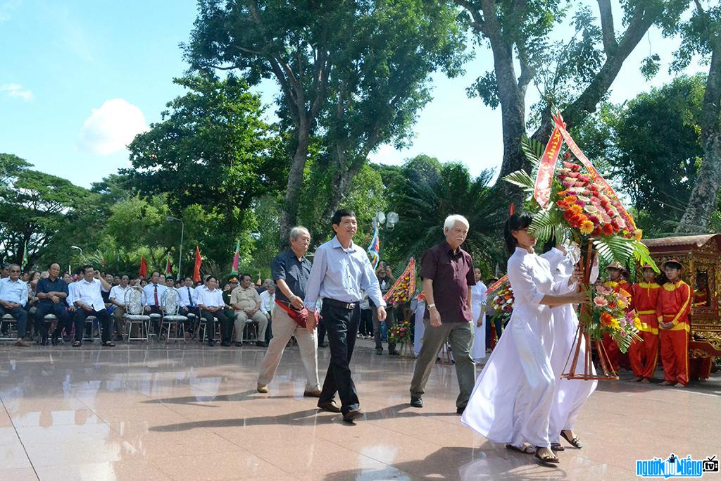  Mr. Duong Trung offered flowers at the statue of Emperor Quang Trung