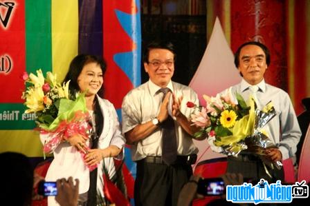 Nghệ sỹ nhân dân Đàm Liên(bên phải)nhận hoa nhân ngày Sân khấu Việt Nam