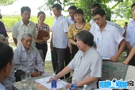 Nhà sử học Lê Văn Lan cùng các đồng chí trong đoàn đến thăm di tích chùa Bổ Đà