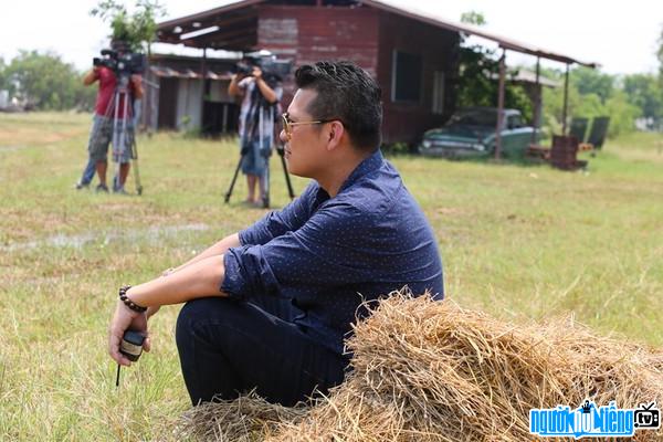  Director Cuong Ngo is sitting and observing the film crew