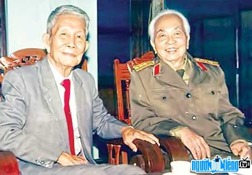 Giáo sư Trần Văn Giàu cùng đại tướng Võ Nguyên Giáp