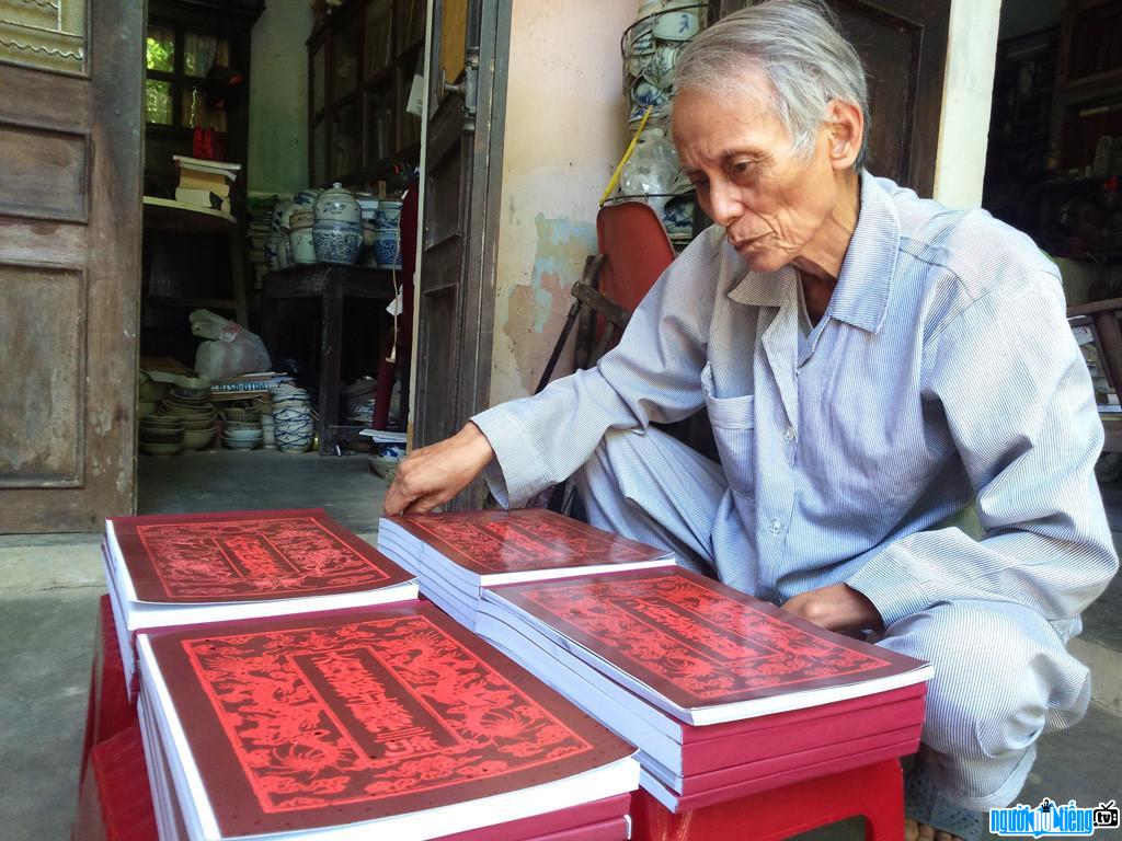  Researcher Ho Tan Phan with a copy of the "Real Dai Nam Real" set green"