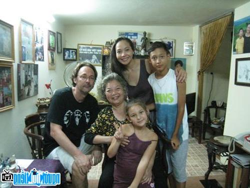 Nghệ sĩ Lê Mai cùng gia đình nghệ sĩ Lê Vy
