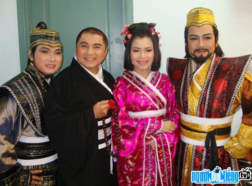  Artist Chi Tam with his co-stars
