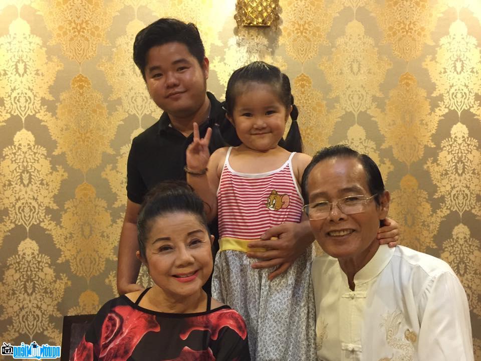 The small family of elite artist Thoai Mieu