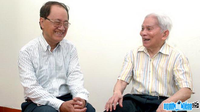 Nhà báo Hàm Châu cùng Giáo sư Hoàng Tụy.