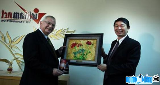 Nhà báo Nguyễn Anh Tuấn và Đại sứ Michael W.Michalak