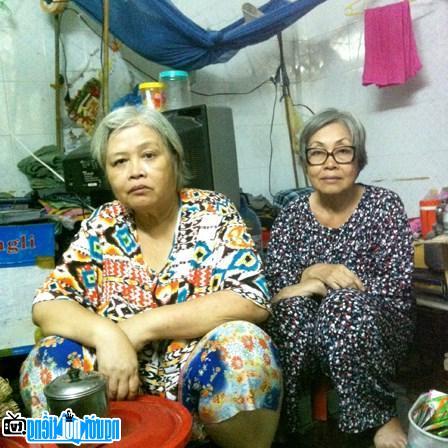 Nghệ sĩ Trang Thanh Xuân cùng với em gái của mình tại xóm trọ
