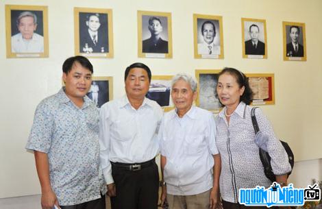  Image of Lieutenant General Chau Van Man and his teammates review old photos