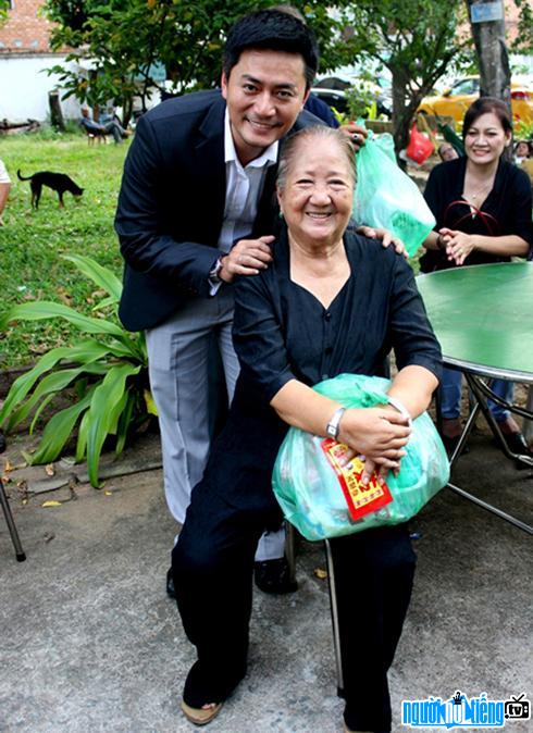  Artist Thien Kim and actor Minh Cuong in the reunion at the nursing home