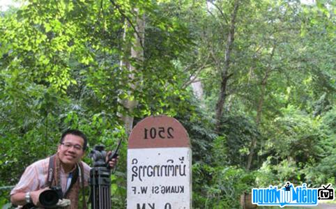 Nhà báo Đỗ Doãn Hoàng trong một chuyến đi công tác tại Luông Pha Bang (Lào)