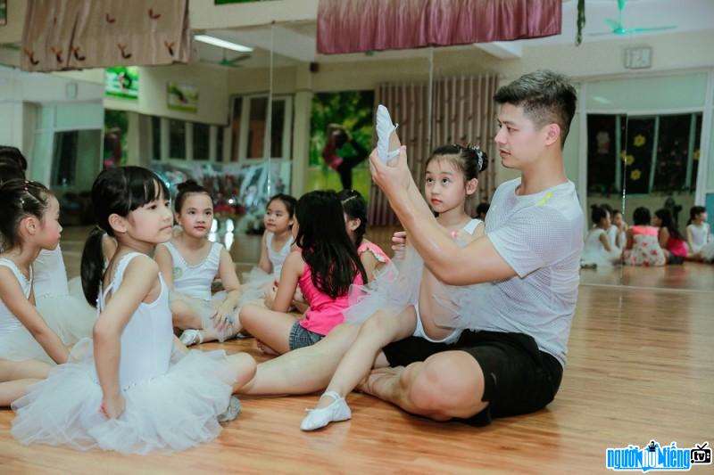 Đàm Hàn Giang hướng dẫn các  em nhỏ trong lớp học của mình