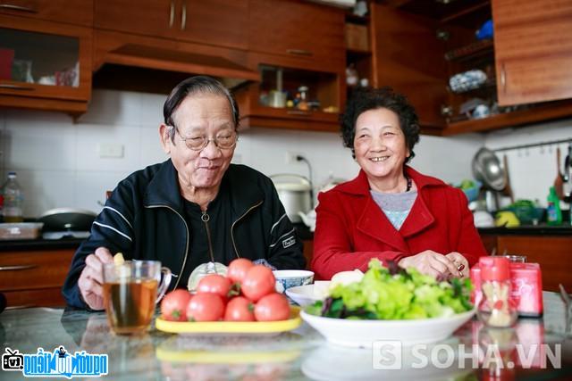 Artist Nam Cuong with his wife 20 years younger than him