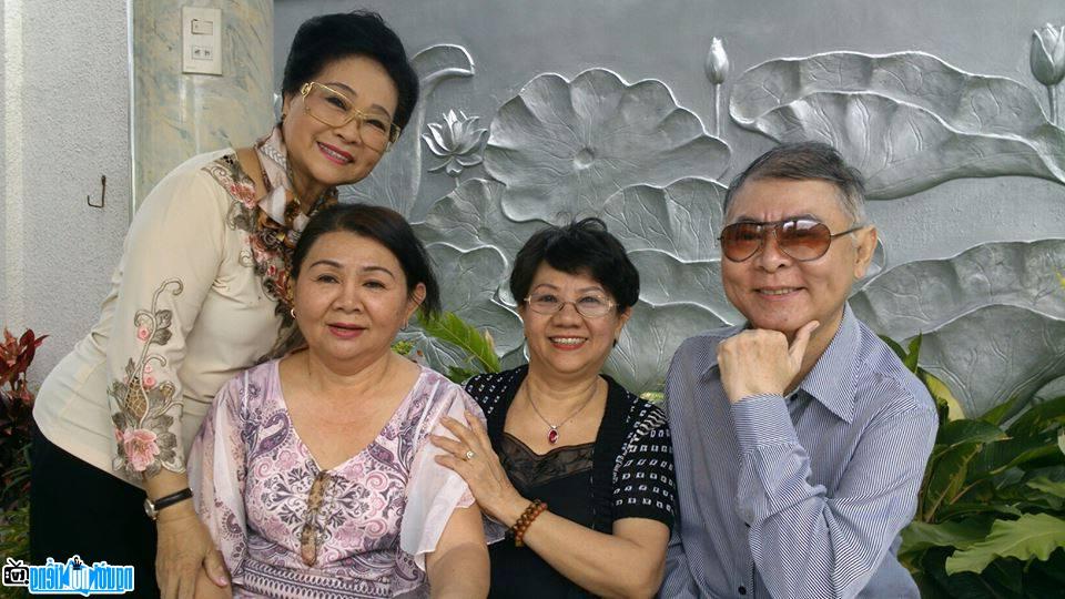  Artist Bach Le with the family of artist Thanh Tong