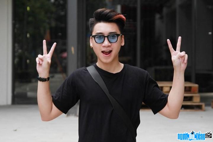  Huy Cung Vlogger is famous for many talents.