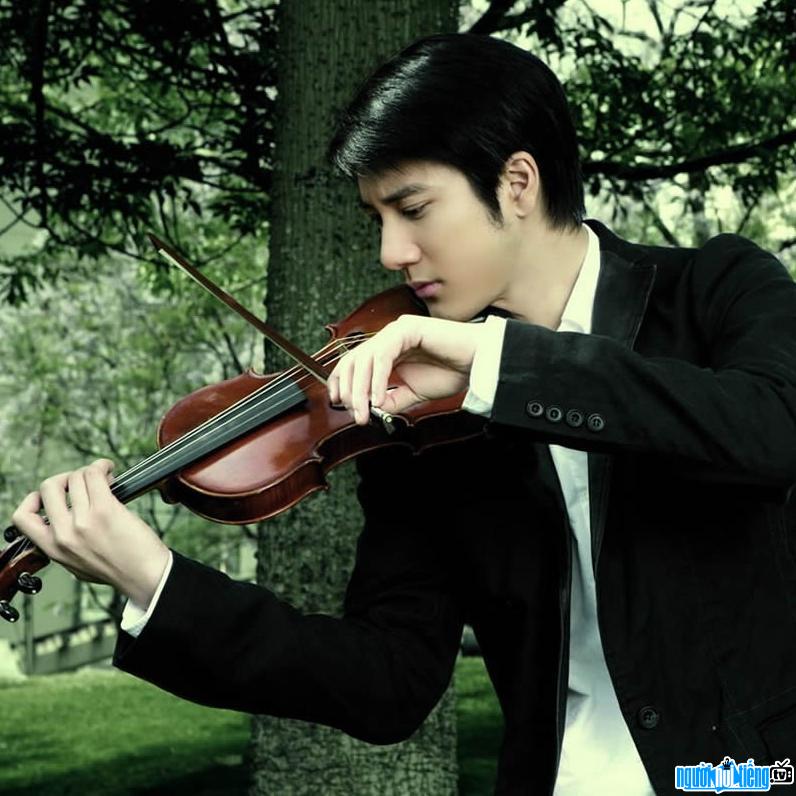 Vuong Luc Hoang and violin