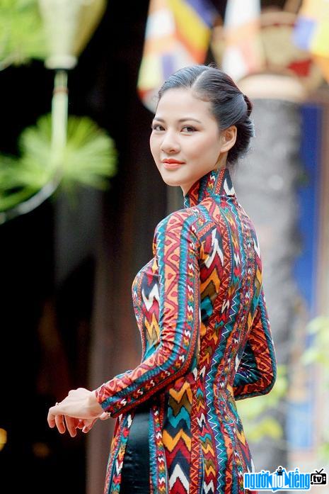 Hình ảnh Hoa Hậu thể thao Trần Thị Quỳnh dịu dàng trong trang phục áo dài truyền thống