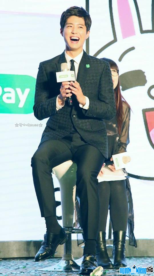 Hình ảnh nam diễn viên Park Bo-gum‬‬ cười rạng rỡ khi giao lưu cùng khán giả