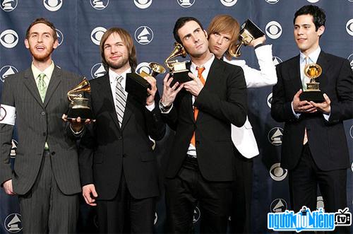 Ban nhạc Maroon 5 nhận giải thưởng Grammy đầu tiên