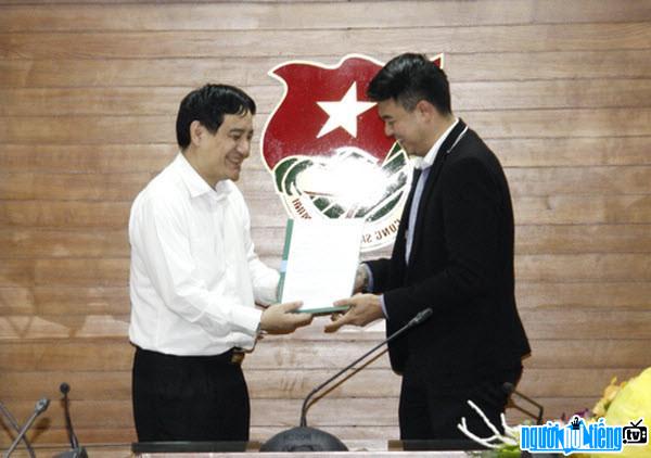 Tuấn Tú nhận quyết định bổ nhiệm vị trí Phó ban Tuyên giáo Trung Ương Đoàn